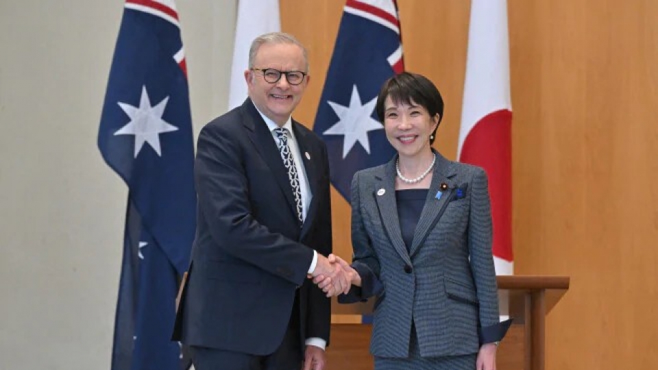 Thủ tướng Takaichi Sanae và Thủ tướng Australia Anthony Albanese.   Ảnh Jiji Press.jpg