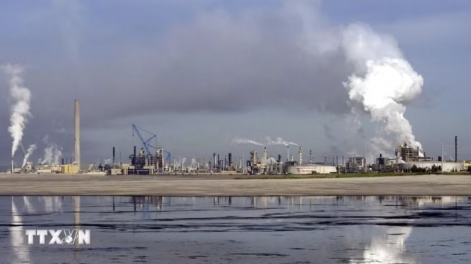 The Syncrude oil sands extraction facility in Alberta, Canada.jpg