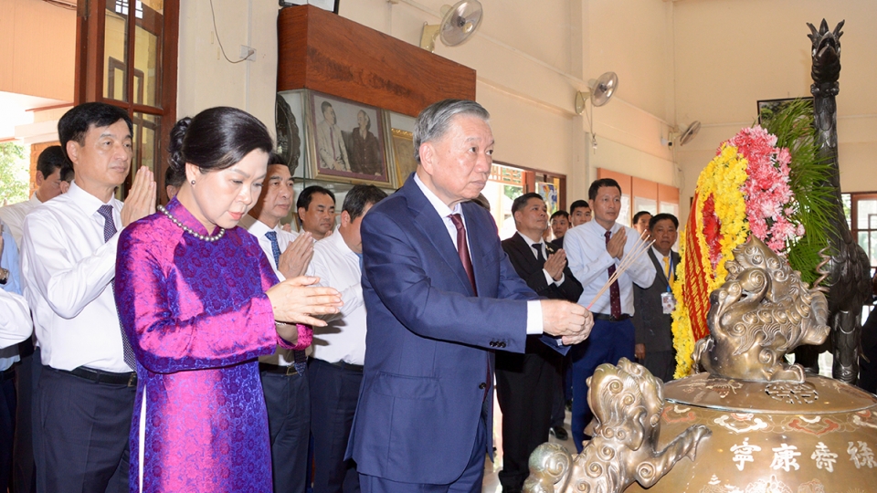 To Lam offered incense and flowers in tribute to President Ho Chi Minh  3.jpg