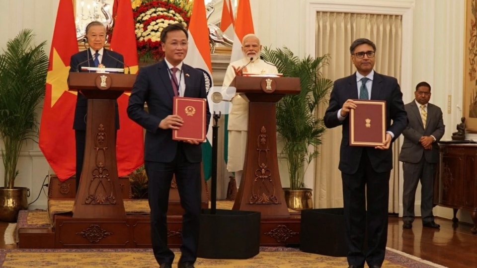 Top Vietnamese leader, Indian PM witness exchange of cooperation documents