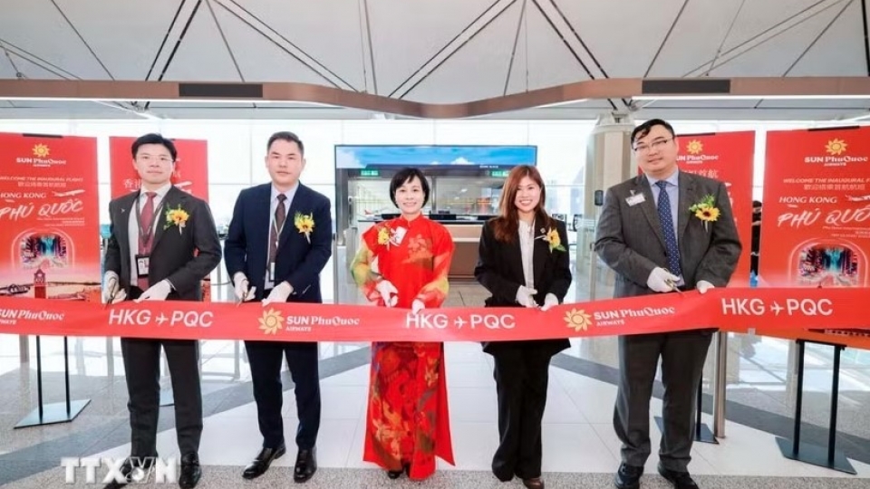 Vietnam’s Consul General in Hong Kong and Macau Le Duc Hanh (centre) and delegates cut the ribbon.jpg