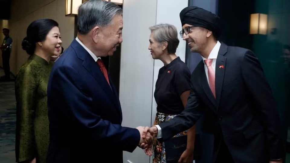 Vietnamese Party General Secretary and President To Lam and his spouse arrived in Singapore early on May 29.jpeg