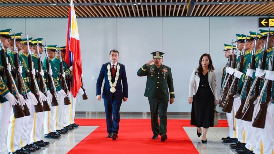 Vietnamese Prime Minister Le Minh Hung arrives in Cebu, the Philippines, for the 48th ASEAN Summit.jpg