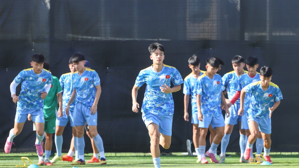 Vietnamese players take part in warm-up exercises in Jeddah, Saudi Arabia, ahead of their opening match against Yemen on May 7.jpg