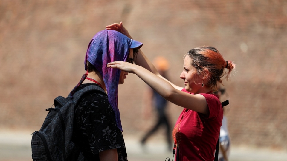 _tai_cac_thanh_pho_lon_nhu_london_nhieu_nguoi_dan_bay_to_lo_ngai_khi_thoi_tiet_thang_5_nong_buc_khong_khac_gi_giua_mua_he_-_anh_reuters.jpg