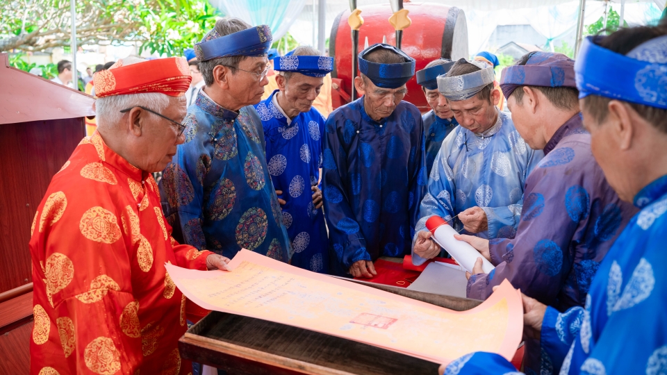 anh_2_cac_bac_cao_nien_lang_phu_lam_tien_hanh_thu_tuc_trang_sac_o_lam_phu_yen.jpg
