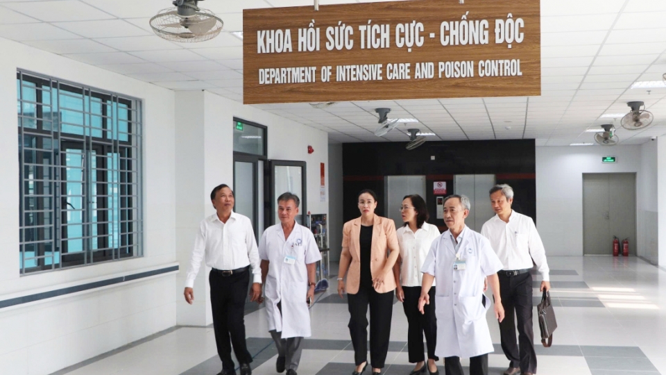 ba_nguyen_thi_anh_thi_pho_chu_tich_ubnd_thanh_pho_da_nang_kiem_tra_co_so_vat_chat_tai_khu_dieu_tri_ky_thuat_cao_.jpg