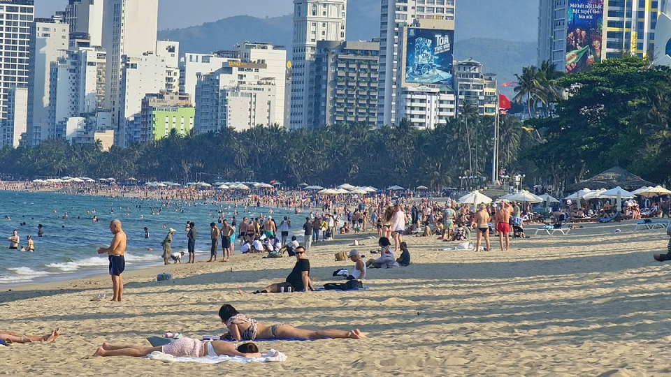 bai_bien_nha_trang_tinh_khanh_hoa_thu_hut_dong_dao_du_khach.jpg