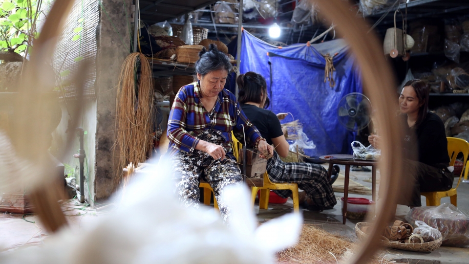 Làng mây tre Phú Vinh (Hà Nội) tất bật dệt "hàng xanh" xuất ngoại