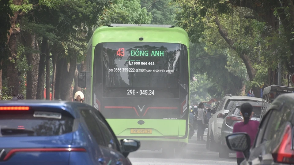 Phố phường trung tâm Hà Nội bụi mù, mặt đường nham nhở sau thi công chống ngập