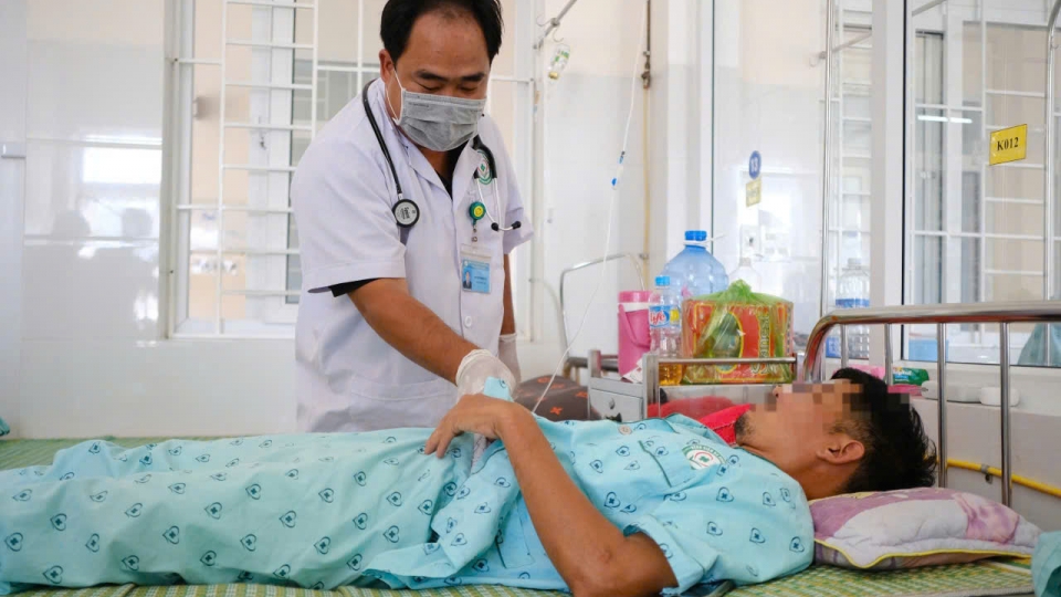 cac_co_so_y_te_dang_tap_trung_dieu_tri_cho_cac_benh_nhan_co_dau_hieu_ngo_doc_thuc_pham.jpg