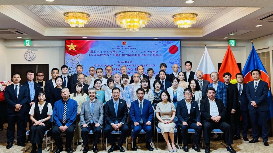 cac_dai_bieu_chup_anh_luu_niem_anh_vov_tokyo.jpg