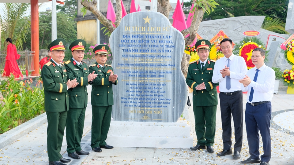 cac_dai_bieu_thuc_hien_nghi_thuc_khanh_thanh_di_tich.jpg