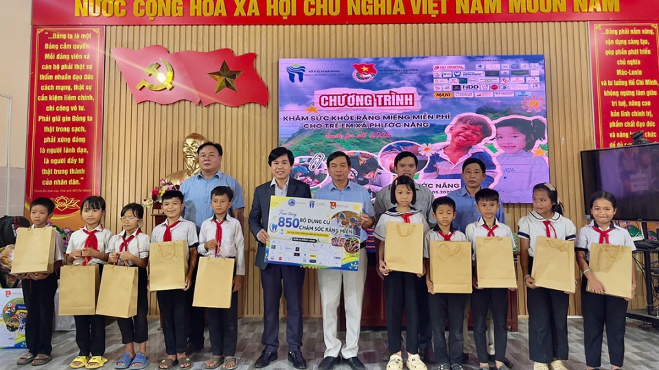 chuong_trinh_con_tang_nhieu_phan_qua_cho_cac_em_hoc_sinh_xa_phuoc_nang.jpg