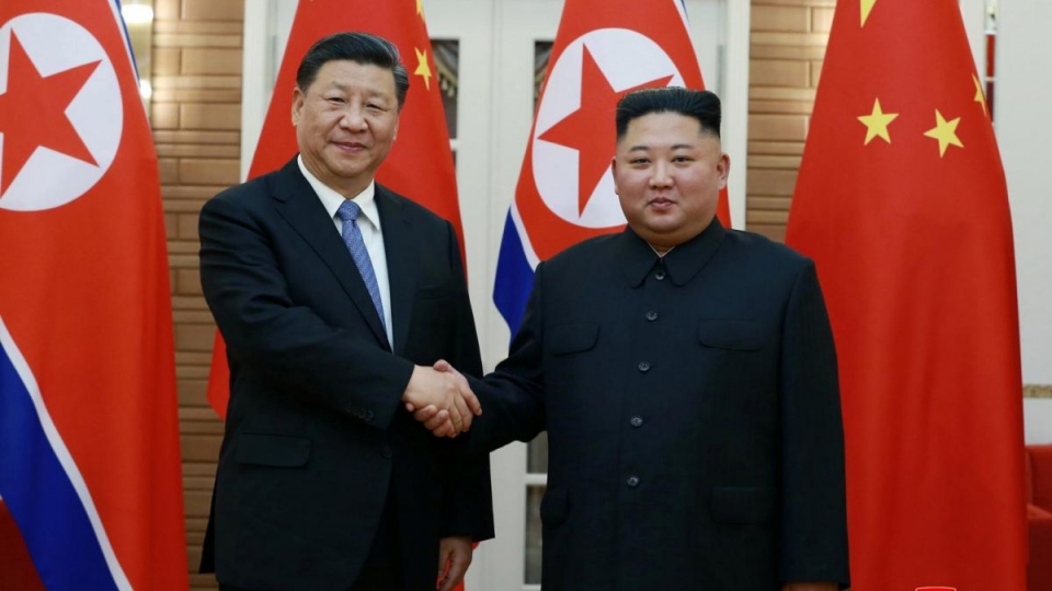 chuyen_tham_va_cai_bat_tay_lich_su_giua_hai_nha_lanh_dao_trung_quoc_va_trieu_tien_nam_2019_-_anh_reuters_1.jpg