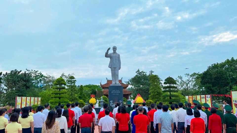 co-to-ky-niem-bac-ho-tham-dao_2.jpg