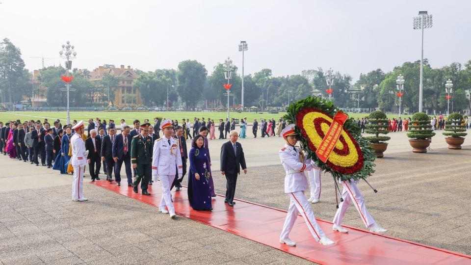 Đoàn đại biểu dự Đại hội XI của MTTQ Việt Nam vào Lăng viếng Chủ tịch Hồ Chí Minh