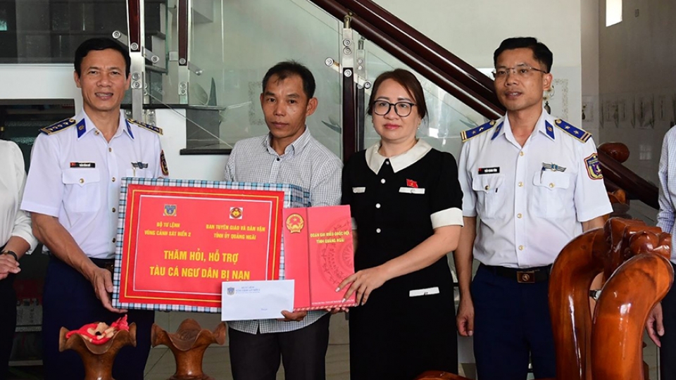 doan_tham_hoi_dong_vien_tang_qua_gia_dinh_ngu_dan_co_tau_bi_chay_o_phuong_sa_huynh_tinh_quang_ngai.jpg