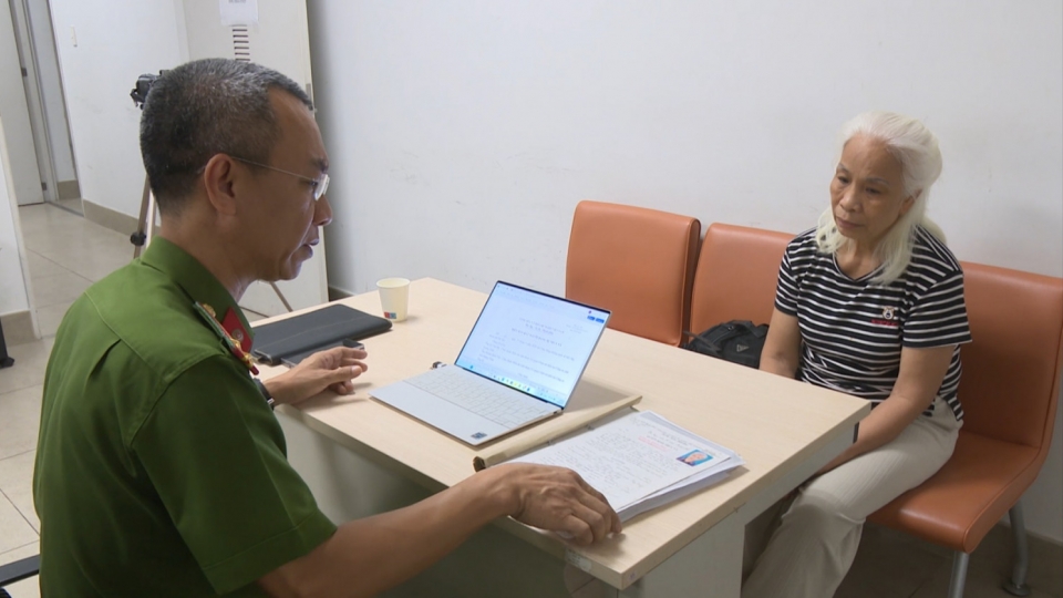 doi_tuong_nguyen_thi_ngoc_tai_co_quan_dieu_tra_anh_nguon_caqn.jpg
