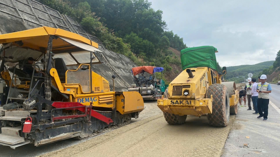 hang_tram_cong_nhan_thi_cong_tren_cong_truong_20260501170153.jpg