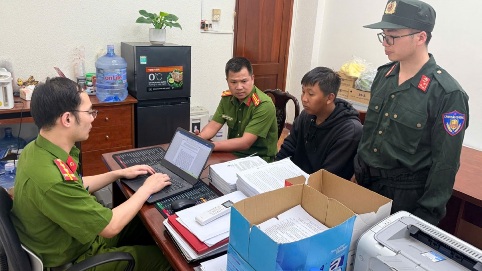 hien_luc_luong_cong_an_da_lay_loi_khai_cac_doi_tuong_de_hoan_thien_ho_so.jpg