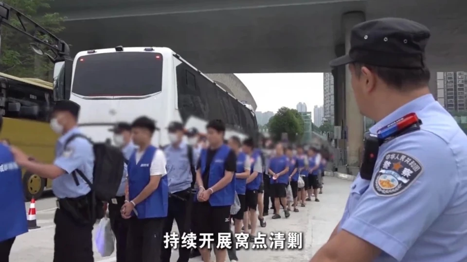 hinh_anh_luc_luong_chuc_nang_lao_ban_giao_cac_doi_tuong_lua_dao_vien_thong_cho_phia_trung_quoc_dang_tren_tai_khoan_wechat_chinh_thuc_cua_bo_cong_an_trung_quoc_moi_day.jpg