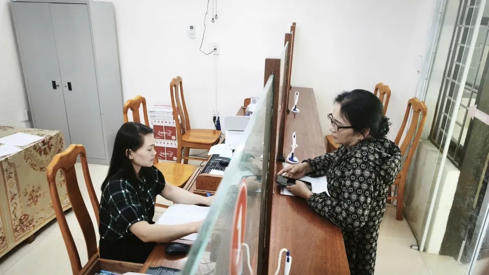 ho_tro_nguoi_dan_thuc_hien_thu_tuc_hanh_chinh_tai_trung_tam_phuc_vu_hanh_chinh_cong_xa_kim_phu_tinh_quang_tri.jpg