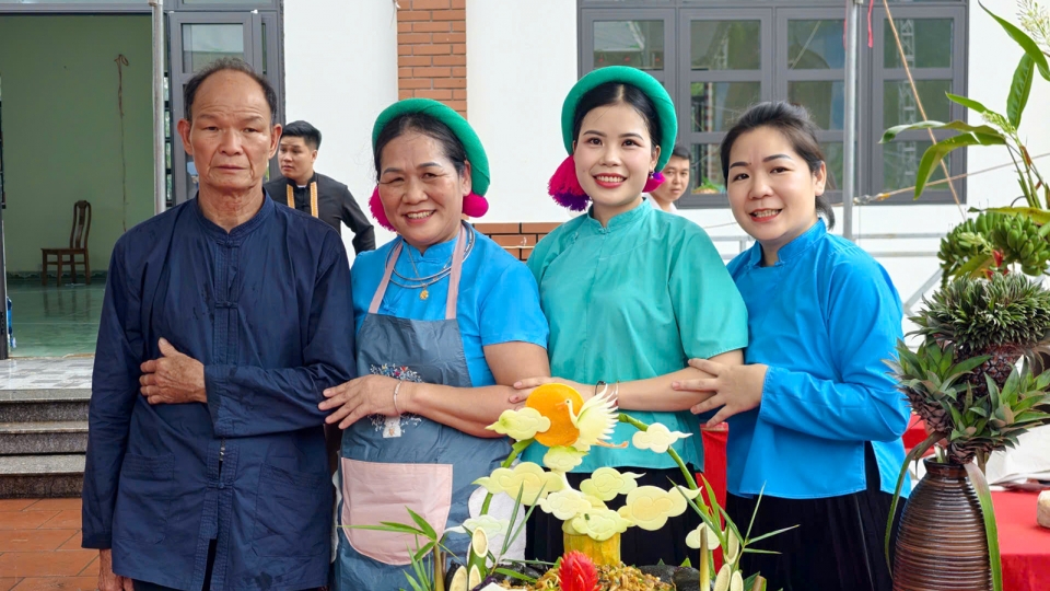 Đi Hội Kiêng gió thi xào phở, thêu áo người Dao
