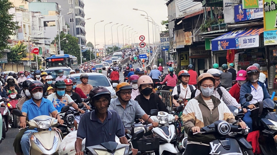 Người dân đổ về TP.HCM sau nghỉ lễ, giao thông ngày đầu đi làm đông đúc