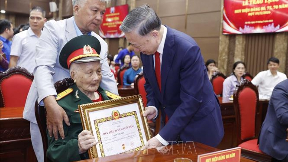 ket_luan_cua_bo_chinh_tri_ve_trao_tang_huy_hieu_80_nam_tuoi_dang_tro_len.jpg