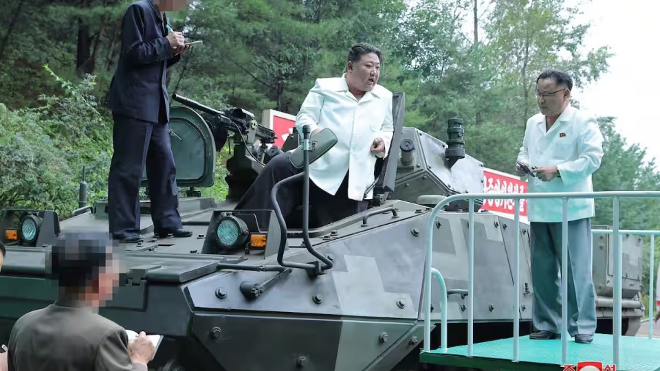 lanh dao Trieu Tien Kim Jong Un kiem tra vu khi Trieu Tien, xe thiet giap Trieu Tien -kcna.jpg