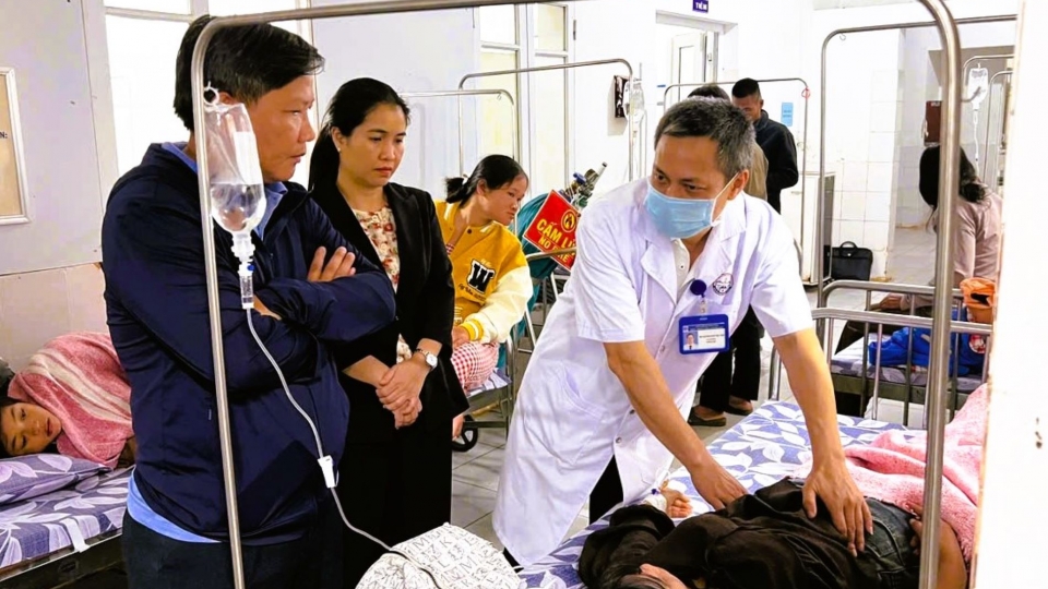 lanh_dao_dia_phuong_tham_hoi_cac_benh_nhan_2.jpg