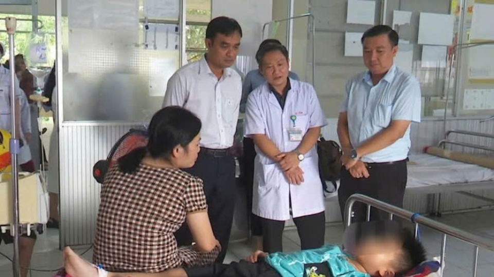 lanh_dao_phuong_sa_dec_den_tham_cac_em_hoc_sinh_bi_ngo_doc_tai_benh_vien.jpg