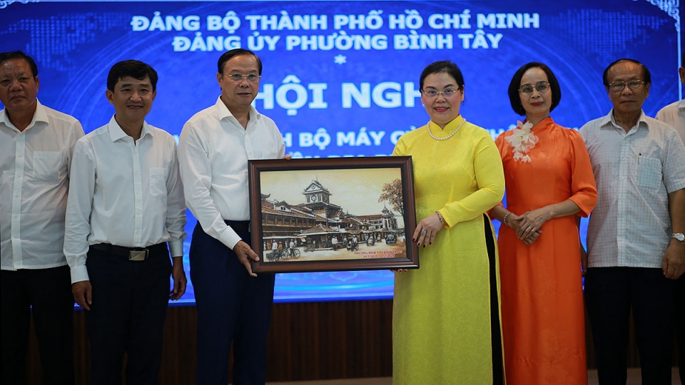 lanh_dao_phuong_tang_qua_luu_niem.jpg