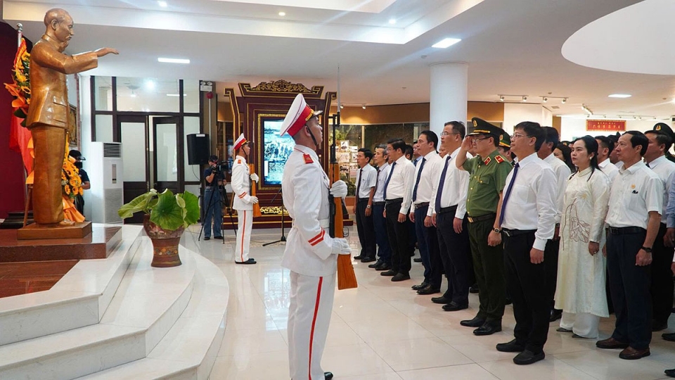 lanh_dao_thanh_pho_hue_dang_hoa_tai_bao_tang_ho_chi_minh.jpg