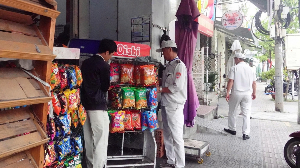 luc_luong_chuc_nang_huong_dan_nguoi_dan_sap_xep_hang_hoa_khong_lan_chiem_via_he.jpg