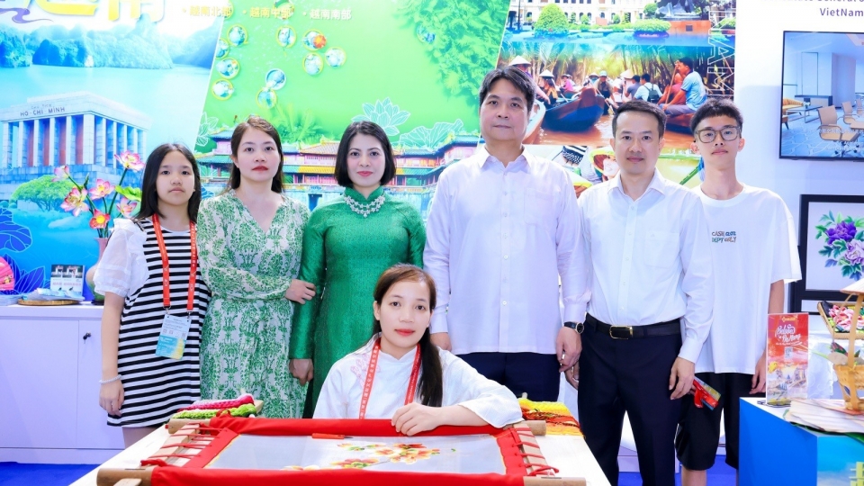 nghe_nhan_phan_thi_anh_truc_tiep_theu_tac_pham_hoa_mau_don_tai_khong_gian_van_hoa_viet_nam_tai_khu_vuc_trien_lam_apec.jpg