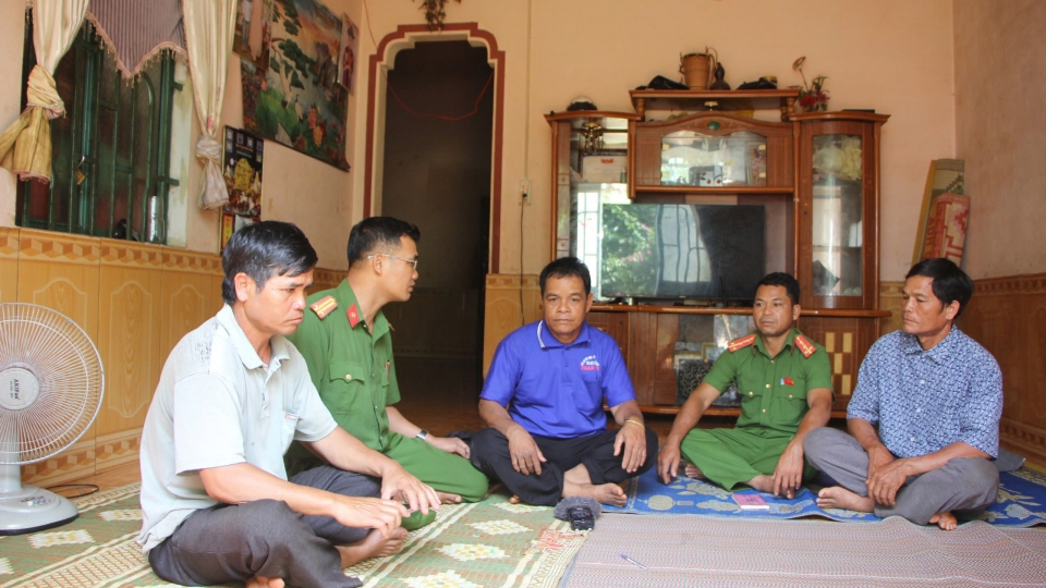 ong_bai-_ngoai_cung_ben_phai_rat_hoi_han_vi_bi_loi_keo_tham_gia_ta_dao.jpg
