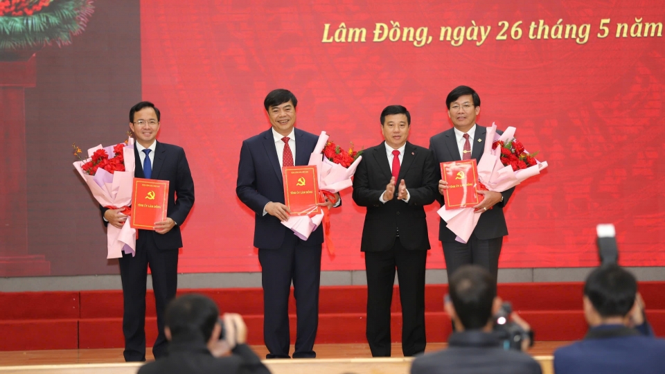 ong_y_thanh_ha_nie_kdam_uy_vien_trung_uong_dang_bi_thu_tinh_uy_lam_dong_trao_cac_quyet_dinh_dieu_dong_cho_cac_can_bo.jpg