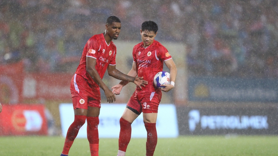 Alan và Đình Bắc tranh đá phạt đền trong ngày CLB CAHN vô địch V-League