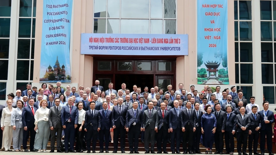 pho-thu-tuong-thuong-truc-pham-gia-tuc-va-cac-dai-bieu-du-hoi-nghi-17794389592781438341103.jpg