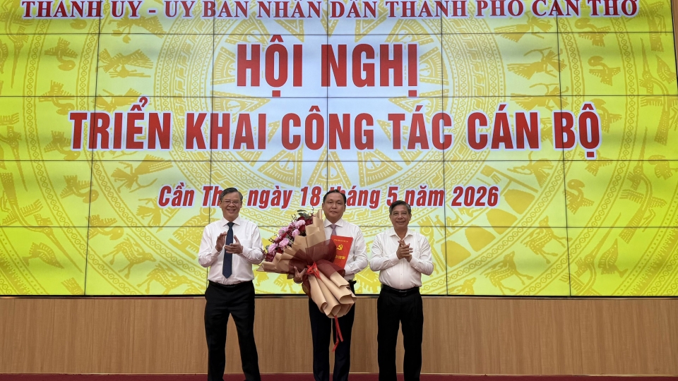 pho_bi_thu_thuong_truc_thanh_uy-_chu_tich_hoi_dong_nhan_dan_thanh_pho_can_tho_dong_van_thanh_phai_va_pho_bi_thu_thanh_uy-_chu_tich_uy_ban_nhan_dan_thanh_pho_can_tho_truong_canh_tuyen_trai_trao_quy.jpg