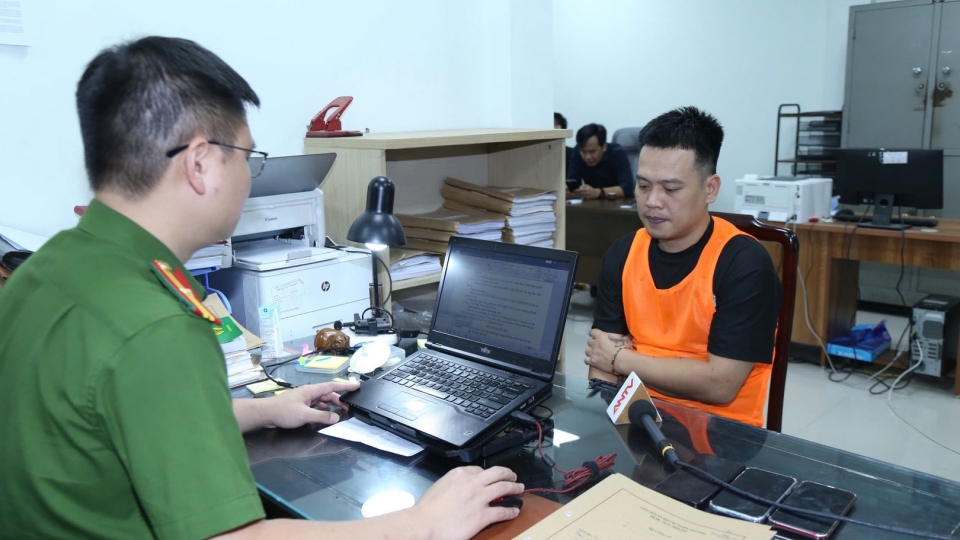 photo-library-20260527182710-c8072b2c-57d5-4df8-aab9-9e21d519d56d-co-quan-cs-t-lam-viec-voi-mot-oi-tuong-trong-vu-an.jpg