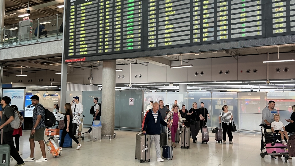 sanh_don_khach_quoc_te_san_bay_suvarnabhumi_bangkok_thai_lan._.jpg