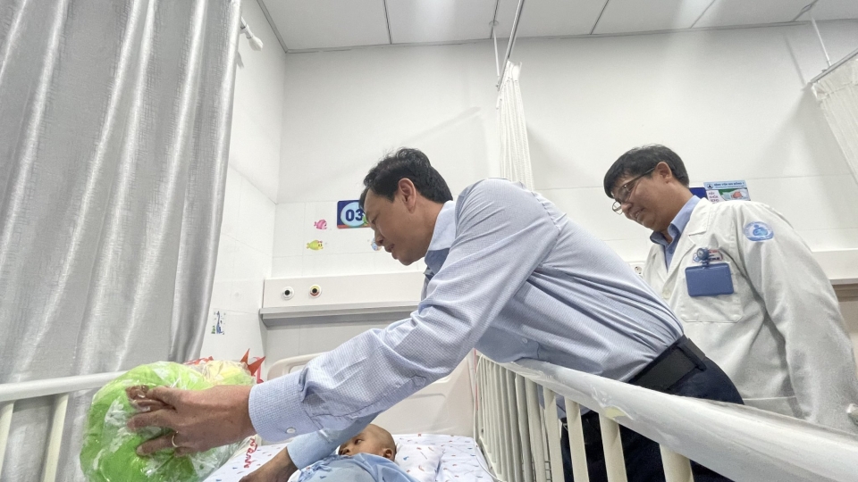thu_truong_bo_y_te_nguyen_tri_thuc_tham_be_trai.jpg