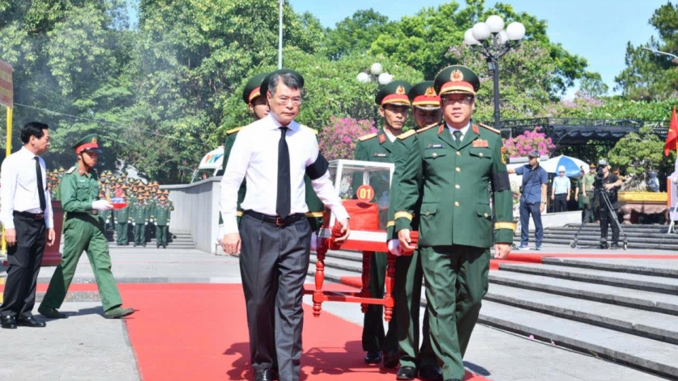 thu_tuong_le_minh_hung_du_le_truy_dieu_an_tang_28_hai_cot_liet_si_la_quan_tinh_nguyen_chuyen_gia_viet_nam_hy_sinh_tai_lao.jpeg