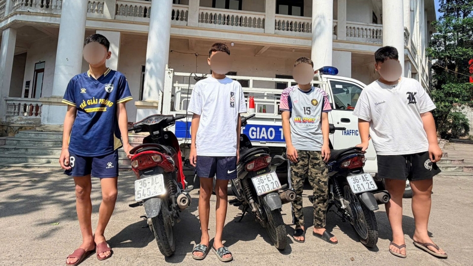 to_cong_tac_cua_phong_canh_sat_giao_thong_cong_an_tinh_thanh_hoa_da_phoi_hop_voi_luc_luong_cong_an_cac_xa_phuong_nhanh_chong_xac_minh_lam_ro_va_lap_bien_ban_vi_pham_hanh_chinh_doi_voi_05_truong_hop_.jpg