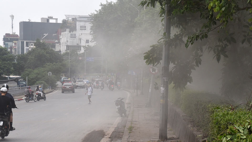Dân che miệng, bịt mũi vì bụi trắng đường khi phá dỡ xây cầu Trần Hưng Đạo