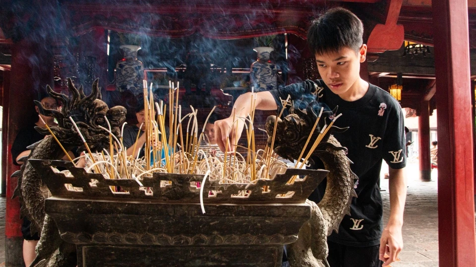 Mang hộp bút, thước kẻ, bóng đèn vượt đường xa đến Văn Miếu xin "vía" đỗ lớp 10