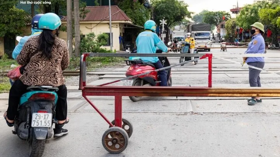 Thót tim cảnh người Hà Nội bất chấp vượt rào chắn, "đua tốc độ" với tàu hoả